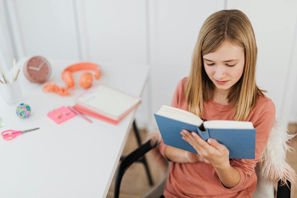 Djevojčica uči za ispit