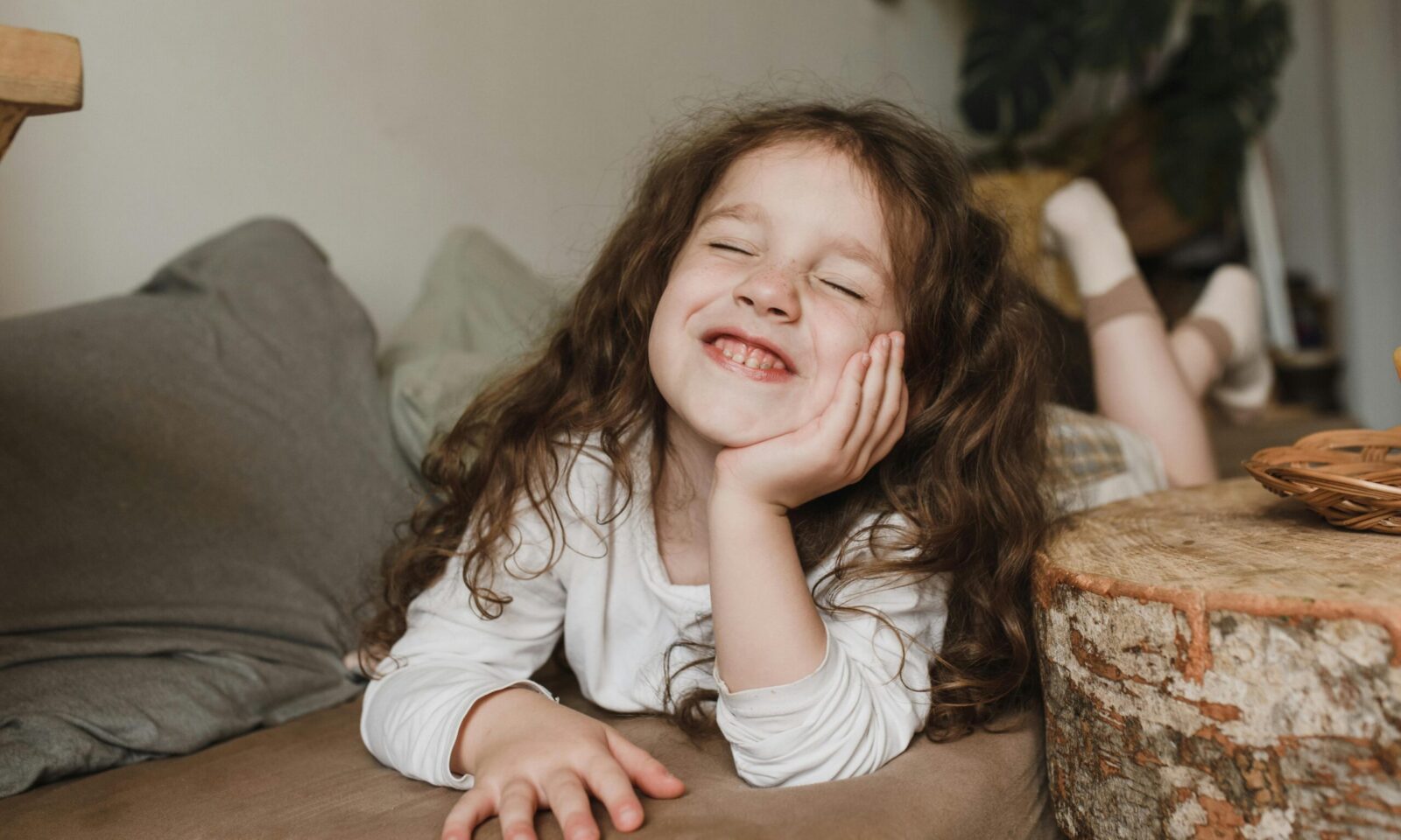 Djevojčica na kauču pokazuje zube