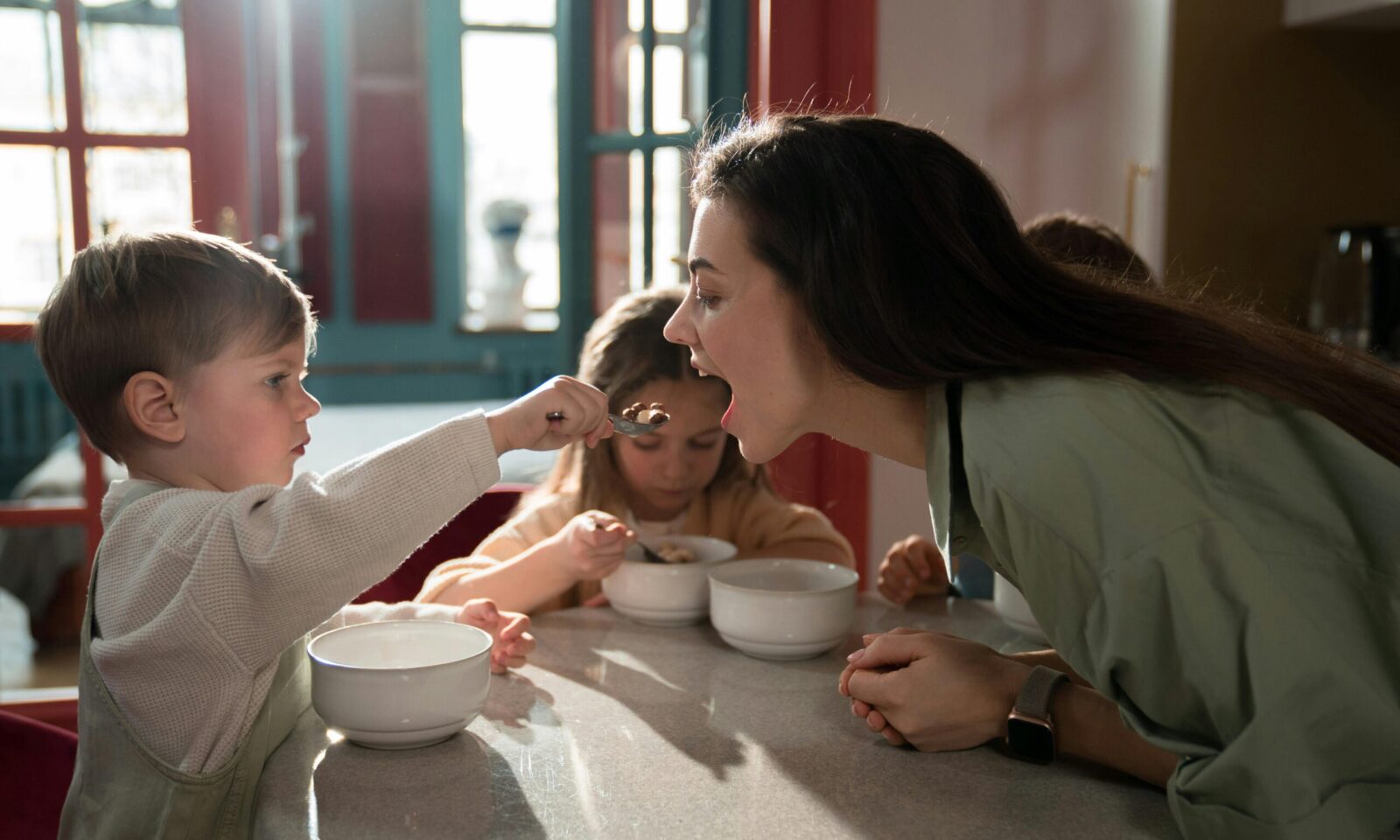 Majka doručkuje s djecom