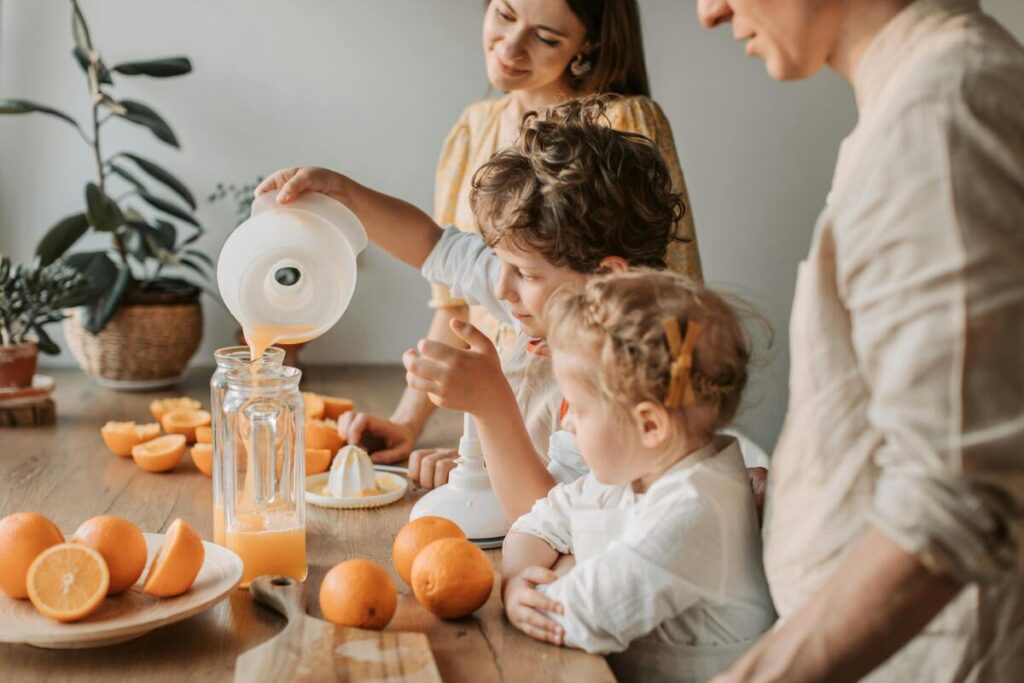 Obitelj zajedno doručkuje