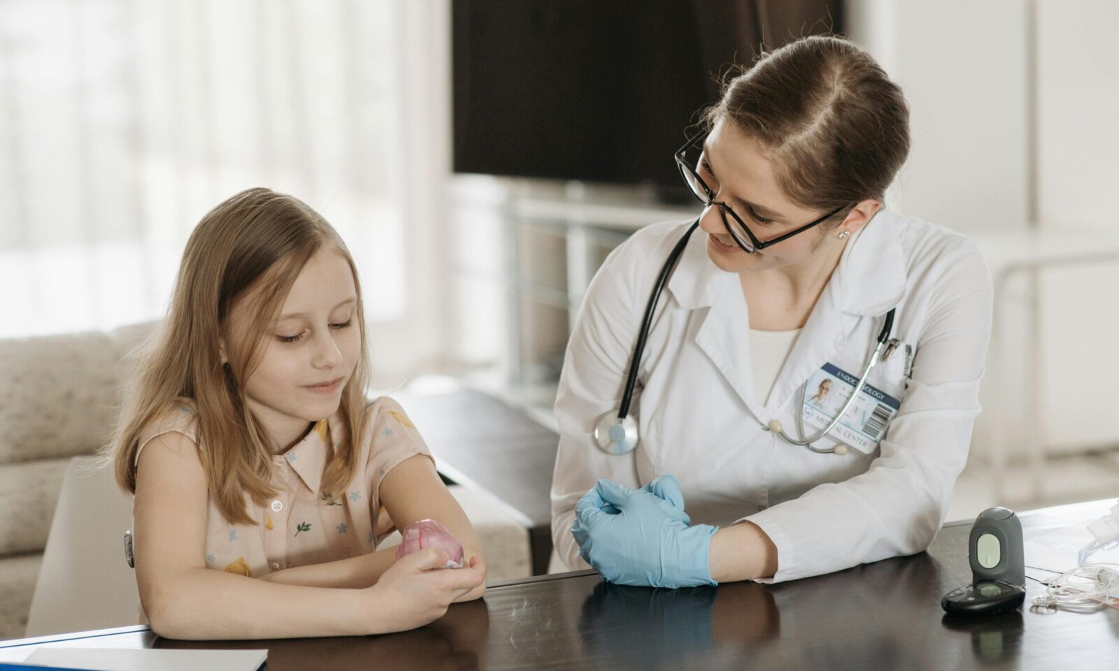 Djevojčica na pregledu kod pedijatrice