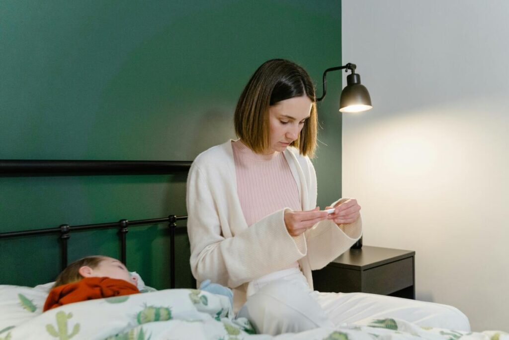 Majka kćeri mjeri temperaturu