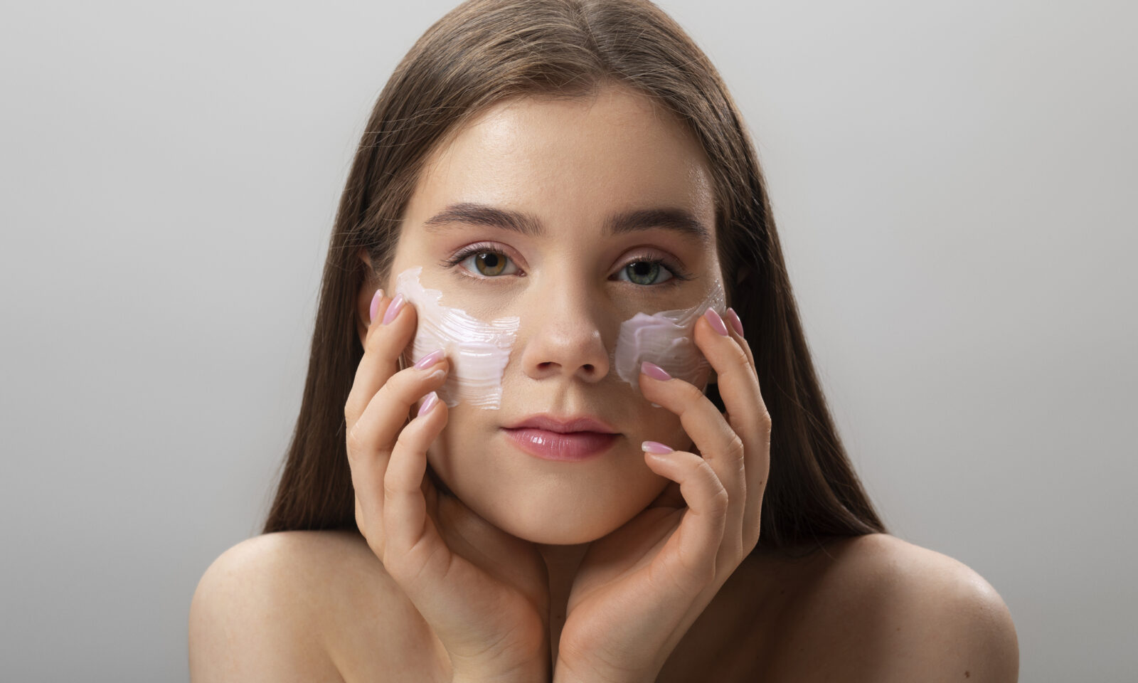 Tinejdžerica maže lice kremom