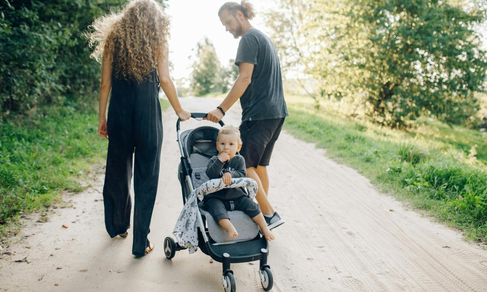 Roditelji šetaju prirodom s djetetom