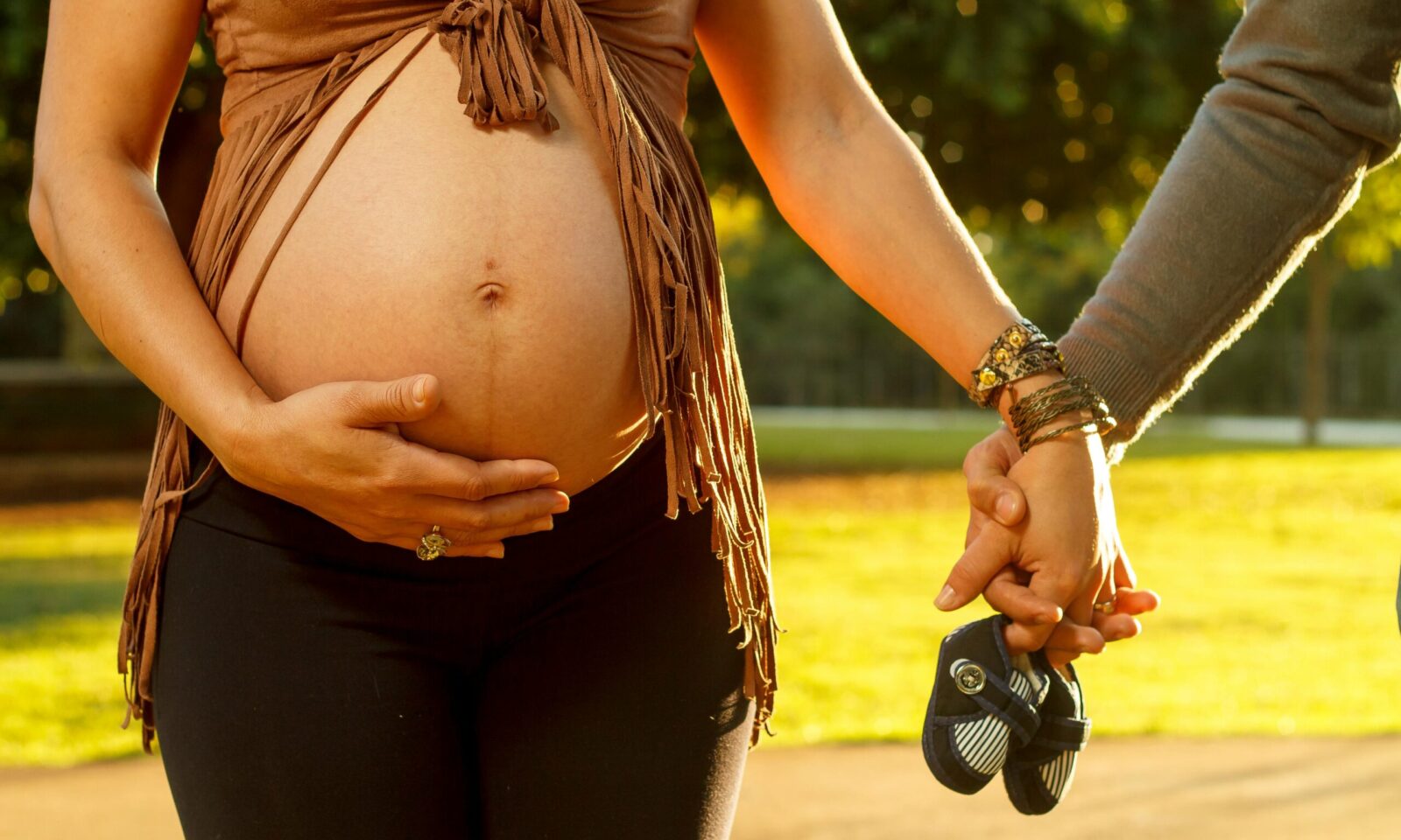 Trudnica i partner u šetnji