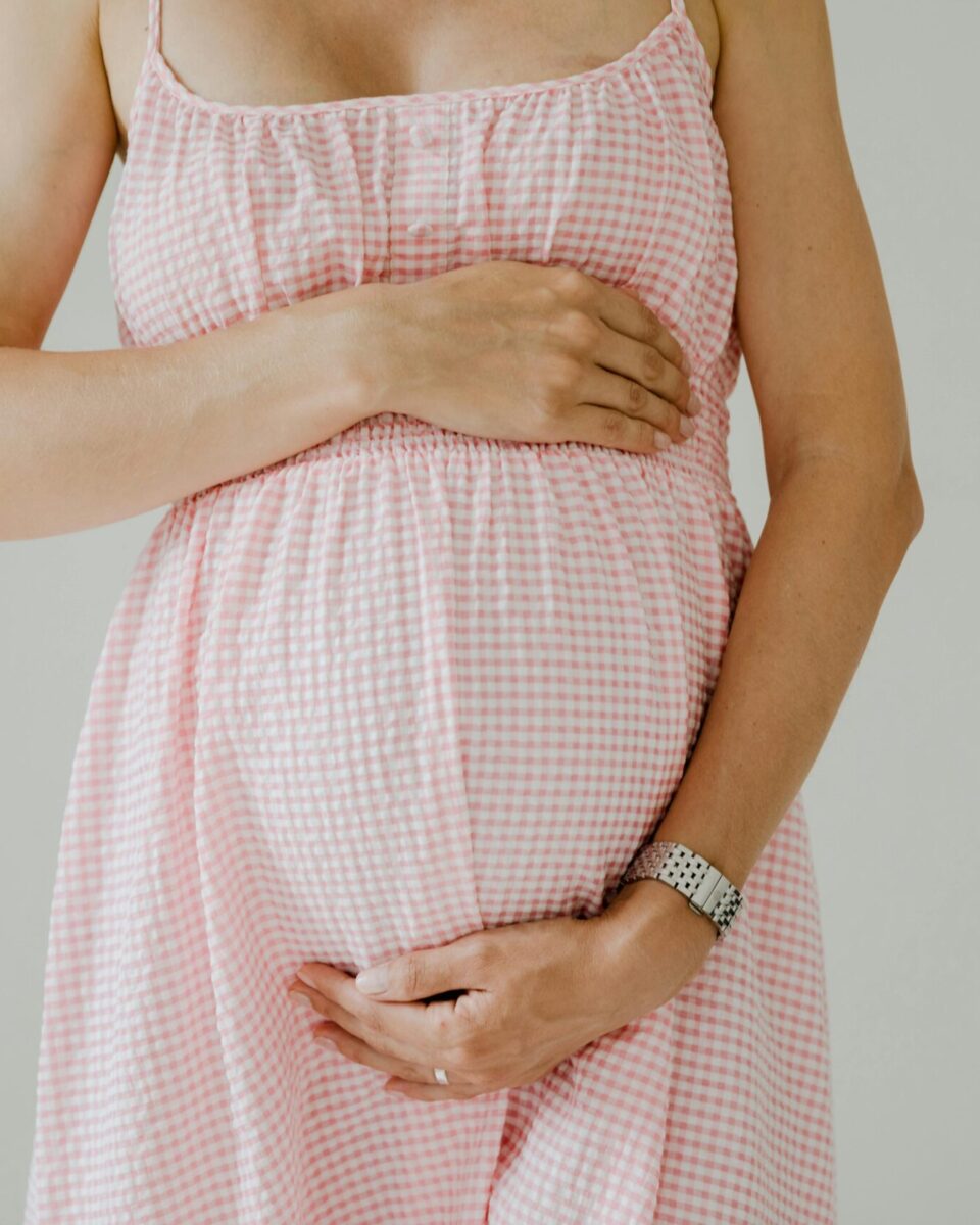 Trudnoća ne znači modnu predaju, evo kako spojiti udobnost i stil!