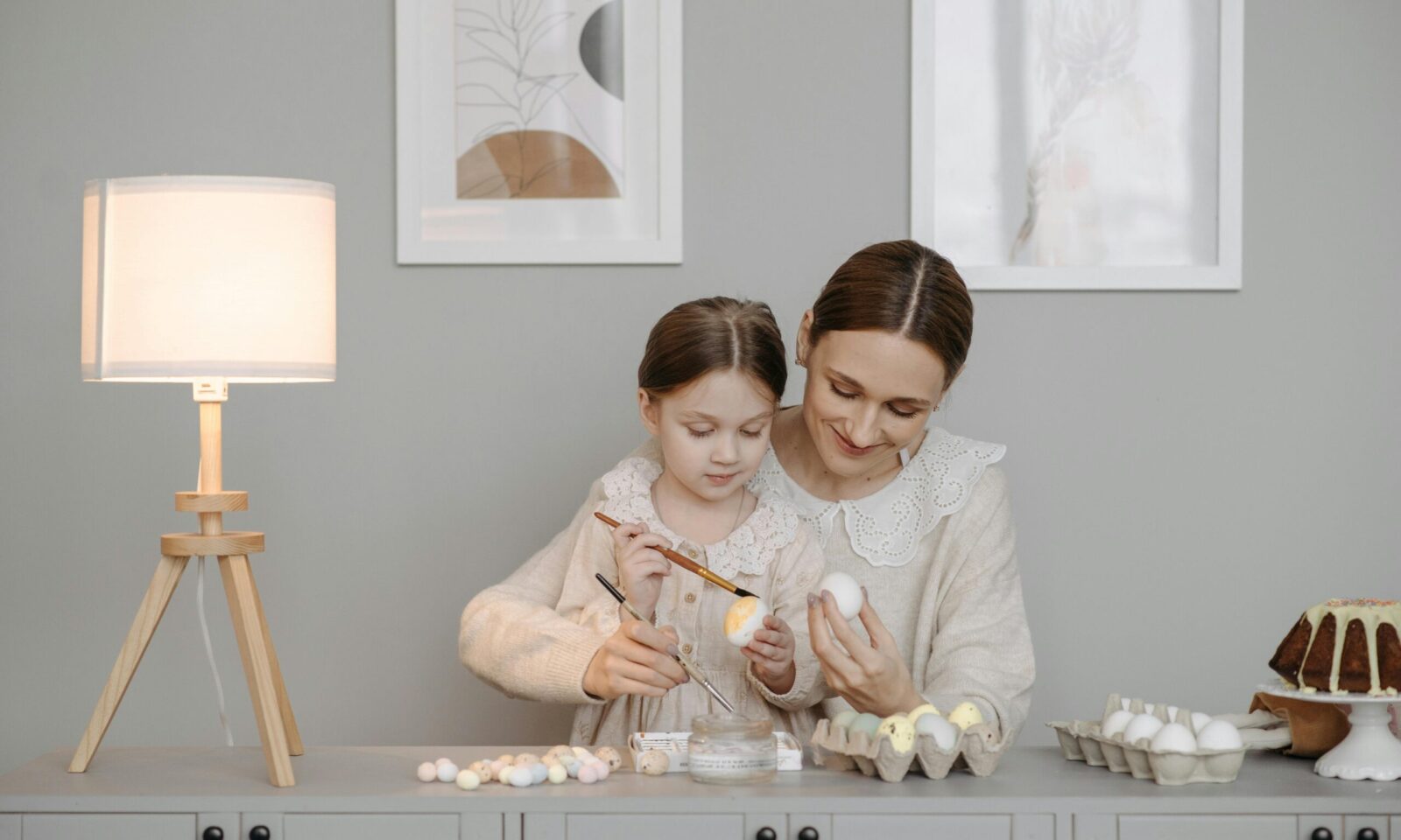 Majka i kći bojaju uskrsna jaja