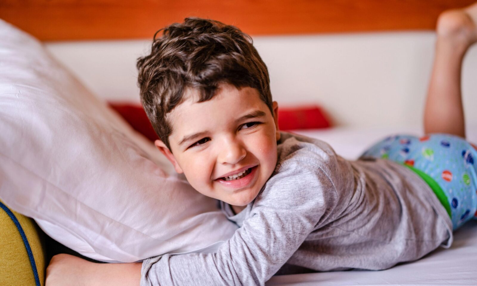 Dječak leži u krevetu