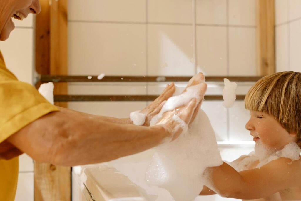 Majka kupa dijete u kadi