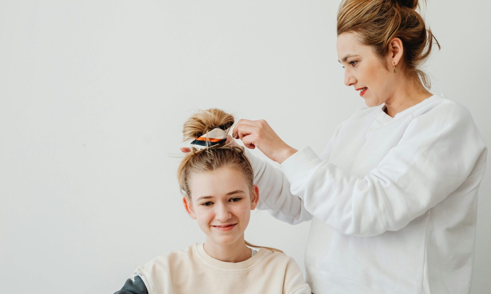 Majka radi kćer frizuru za pkolu