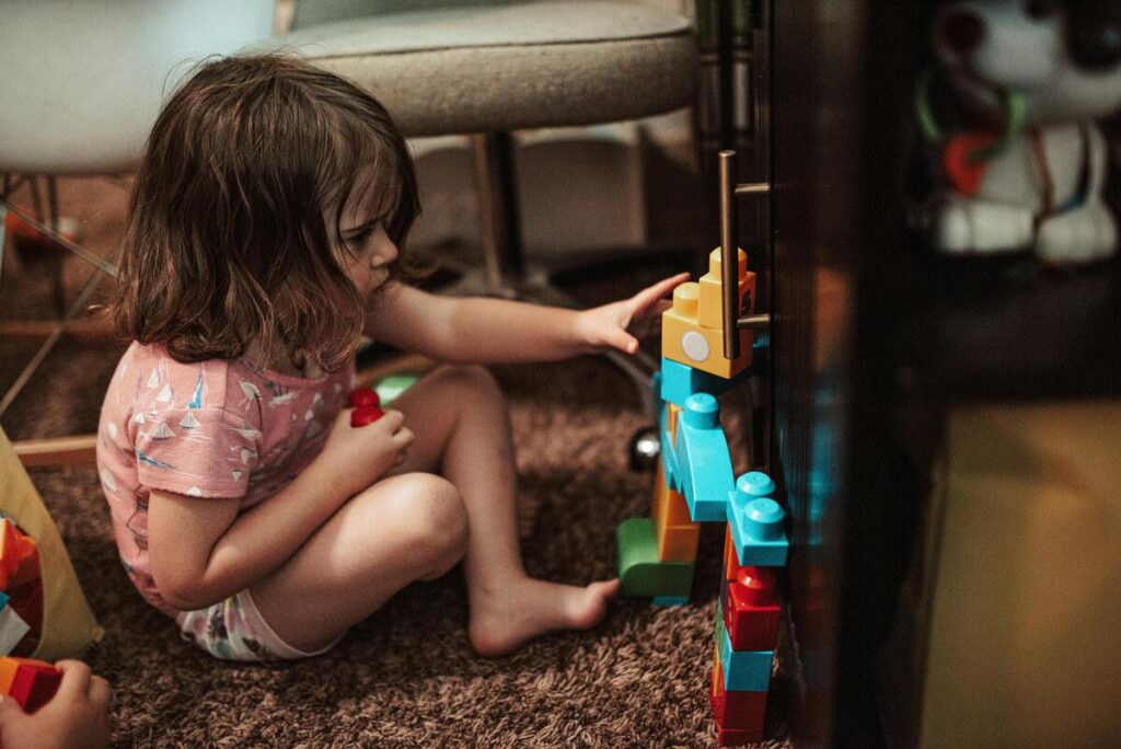 Djevojčica posprema svoje igračke