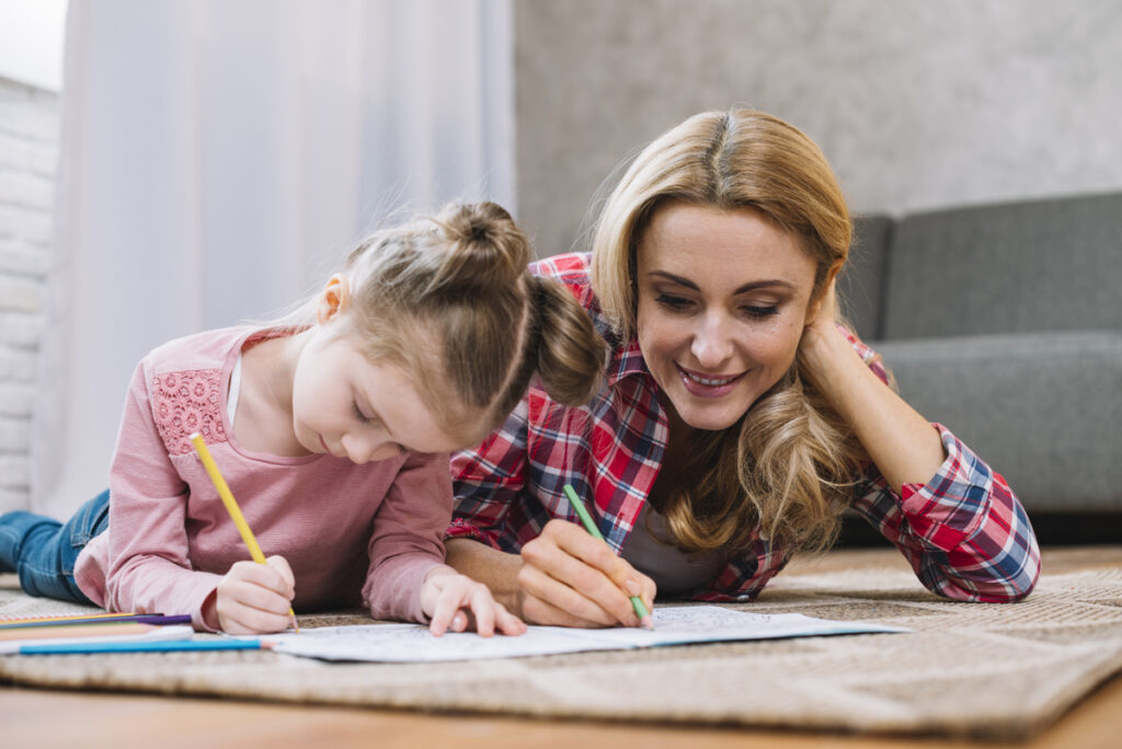 Majka s kćeri radi bilješke za učenje
