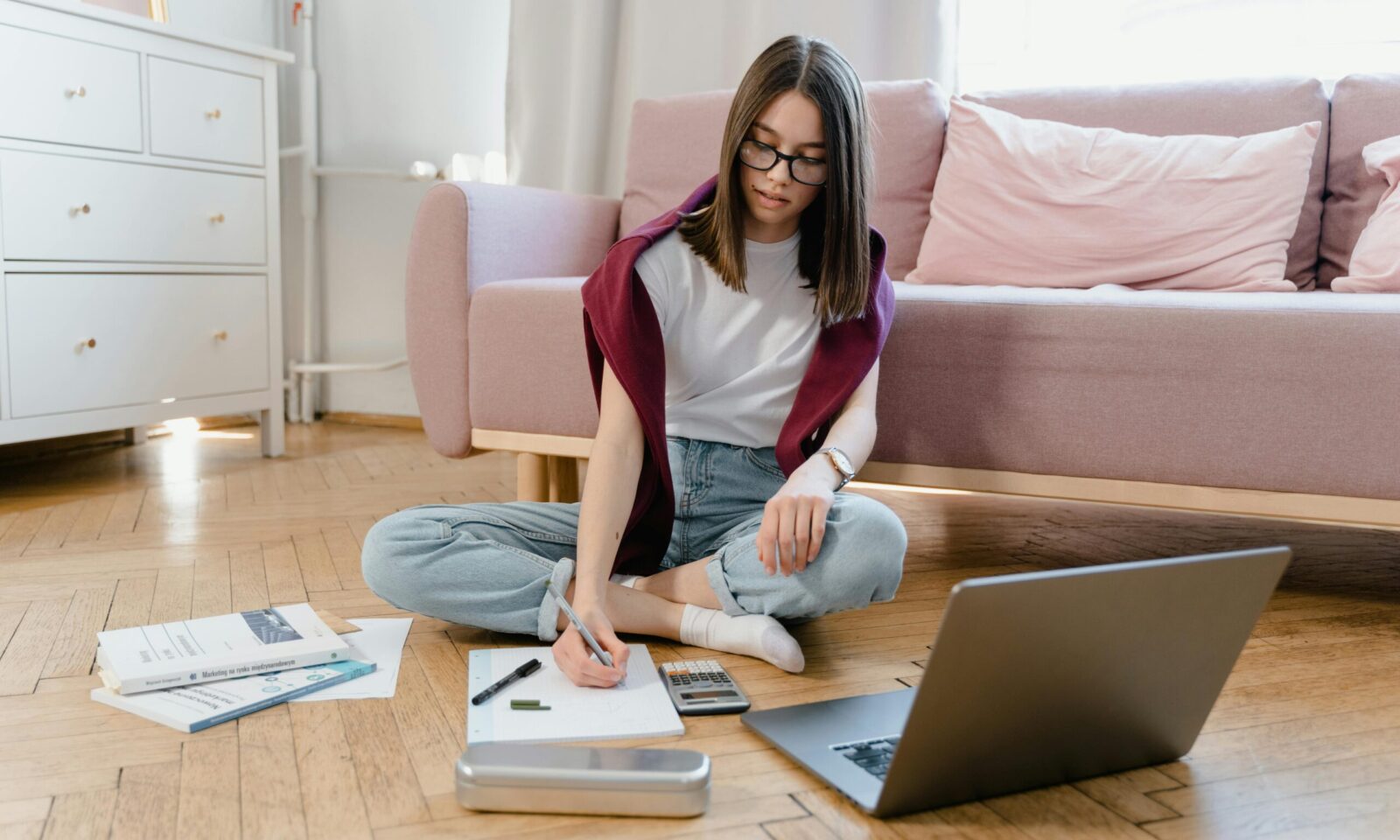 Tinejdžerica radi bilješke za učenje
