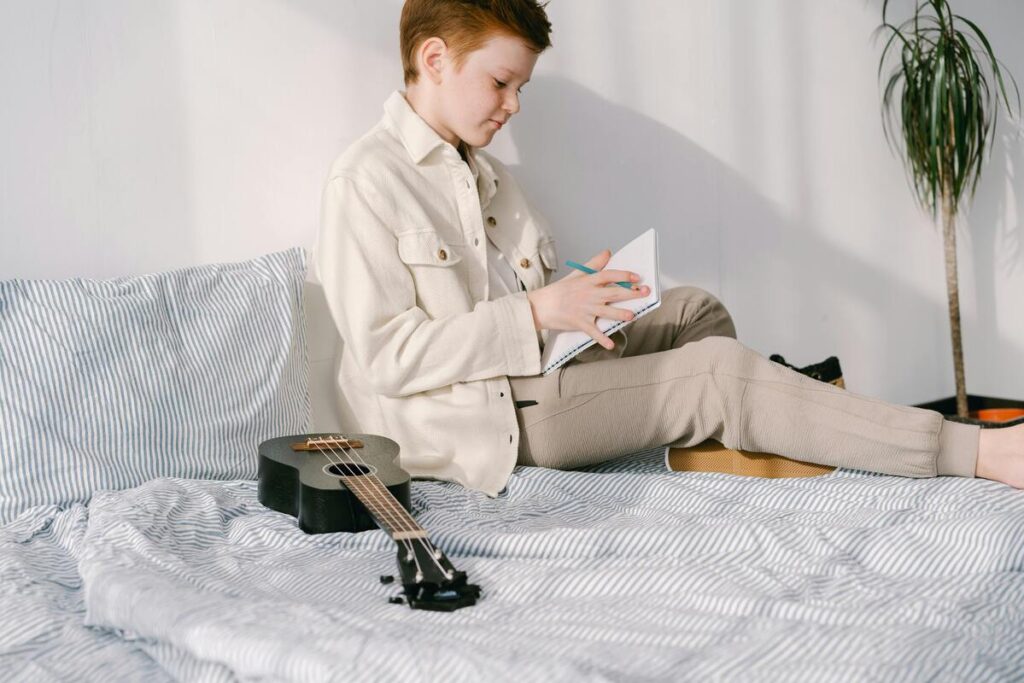 Dječak radi bilješke za učenje