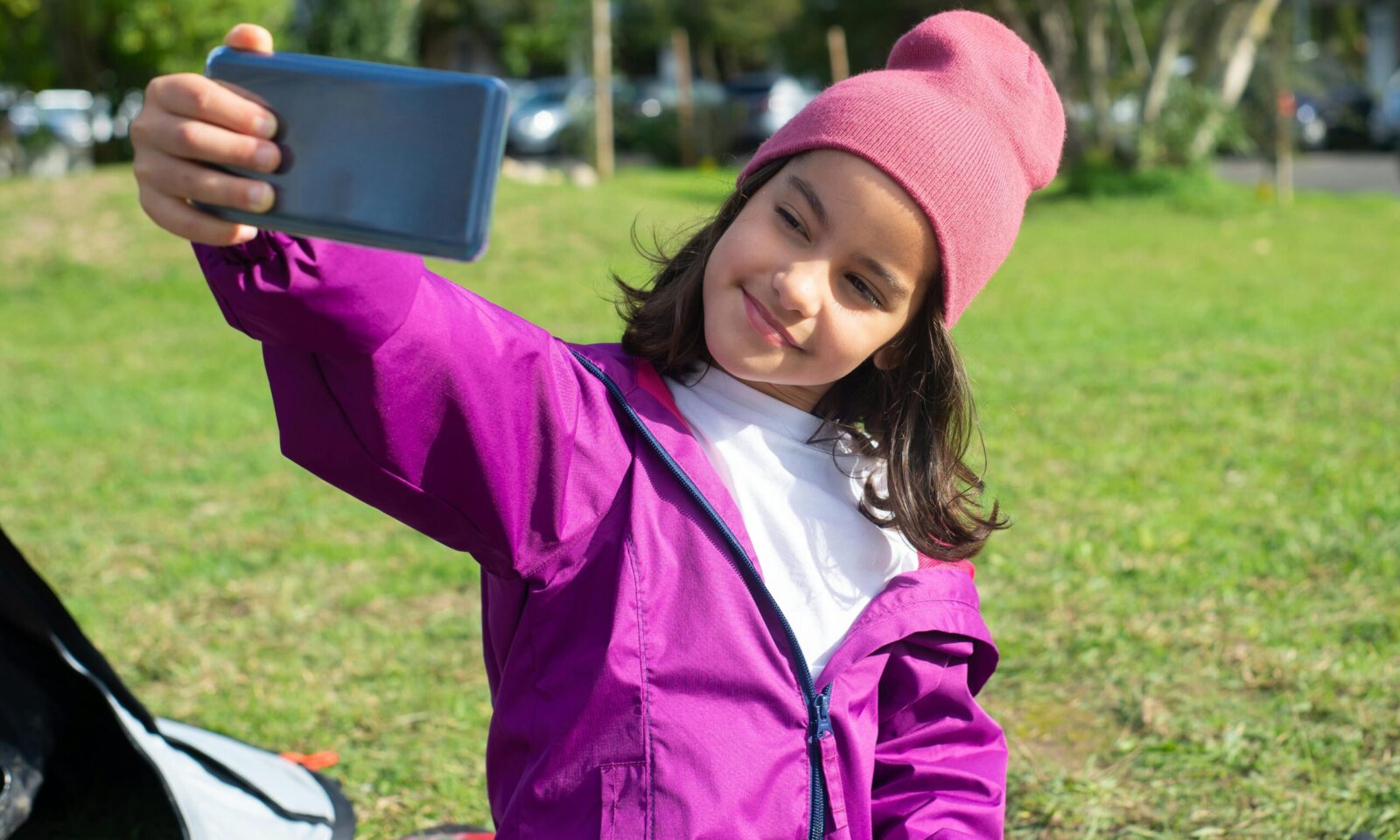 Djevojčica se fotografira mobitelom