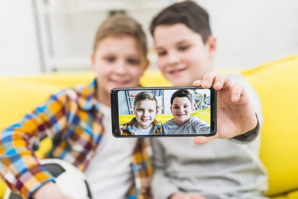 Dječaci se fotografiraju