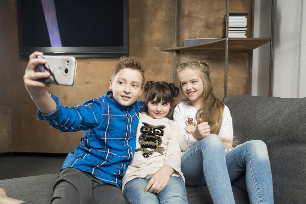 Djeca se fotografiraju mobitelom