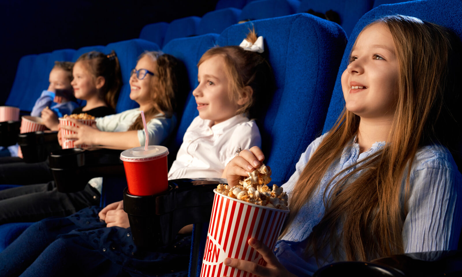 Djeca u kinu gledaju film