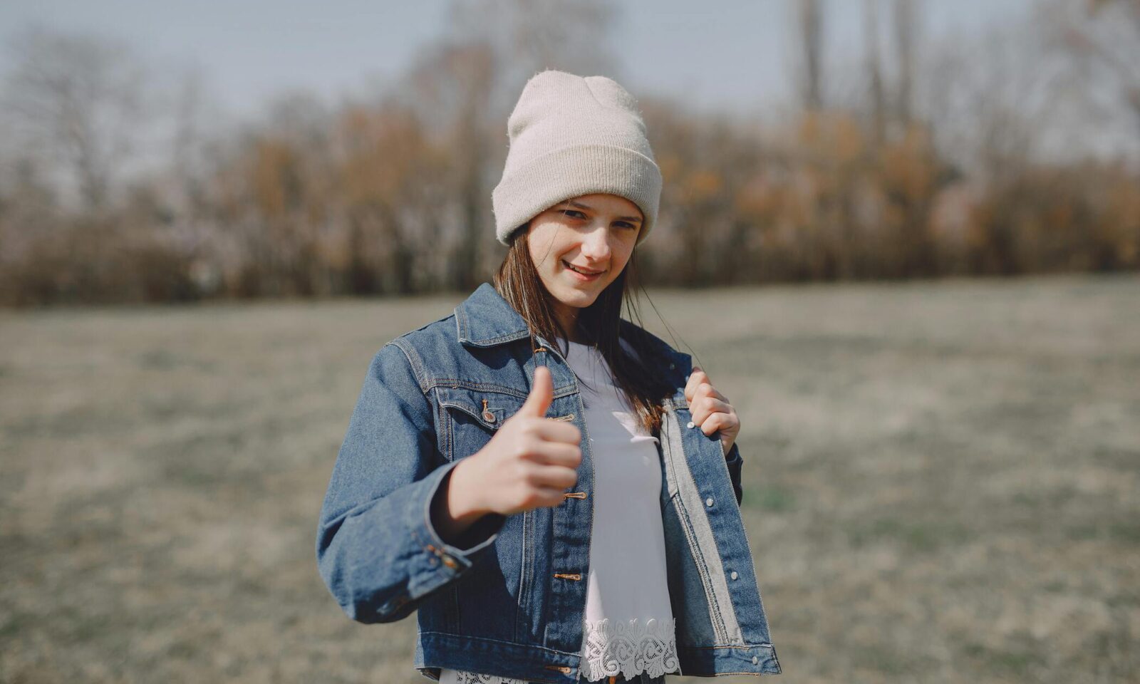 Tinejdžerica na livadi