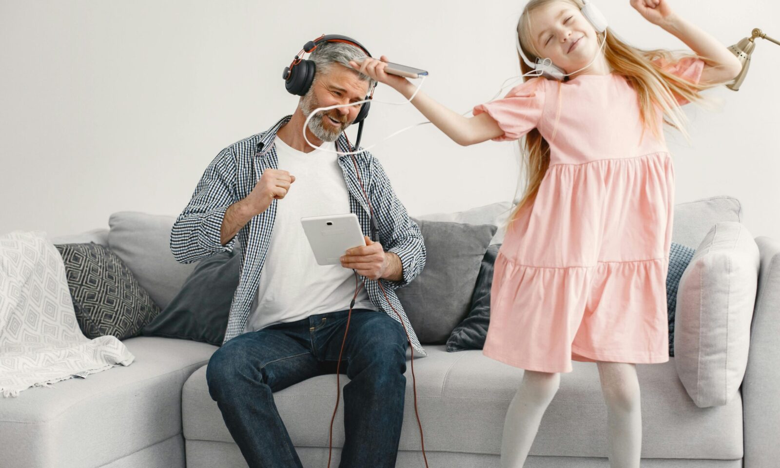 Otac i kći slušaju glazbu