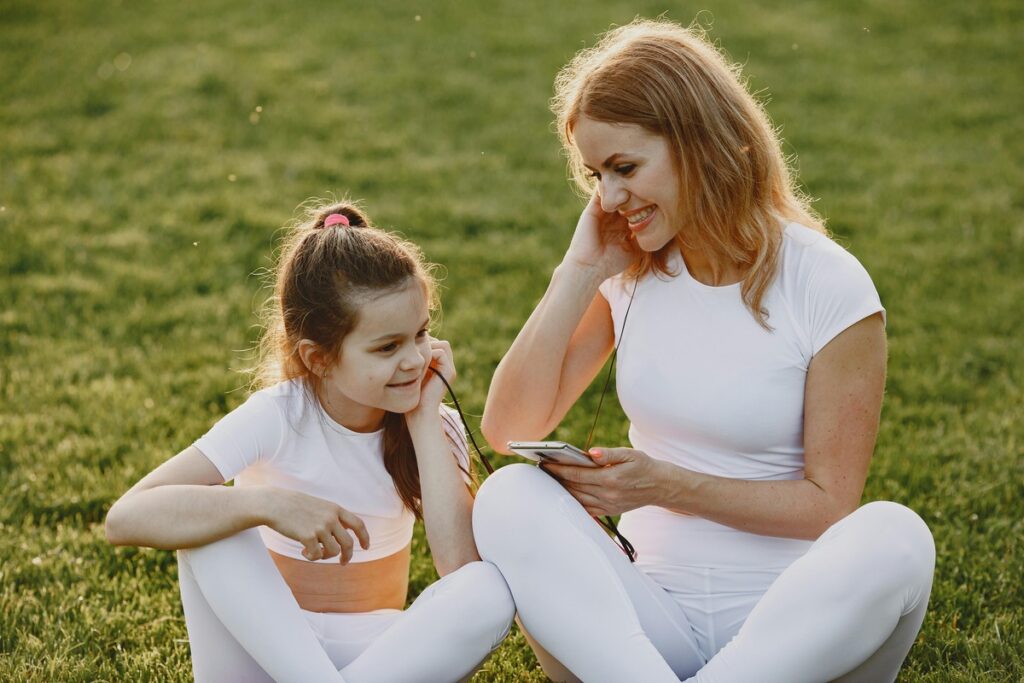 Majka i kći slušaju glazbu
