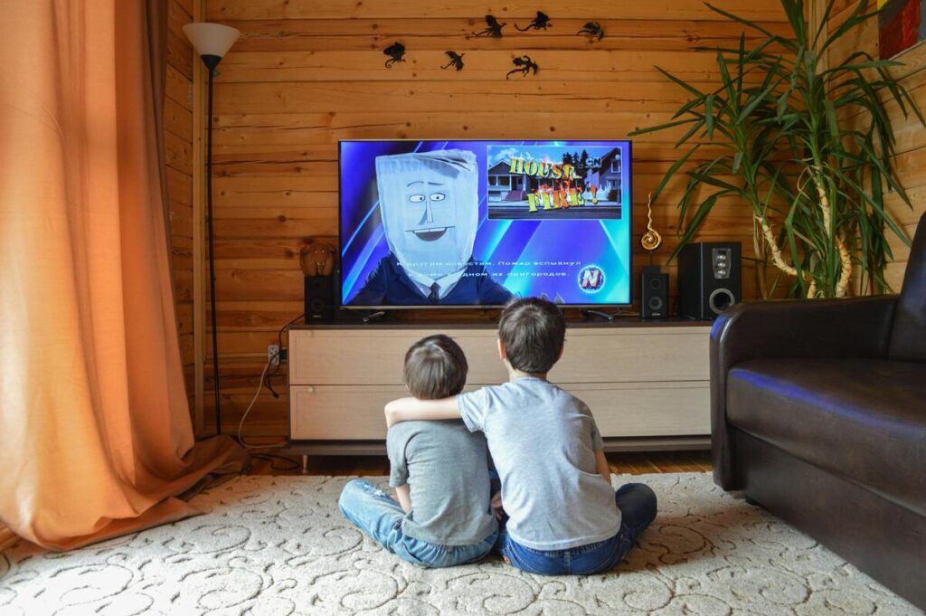 Dječaci gledaju crtić na televiziji