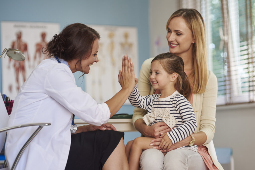 Majka i kći na pregledu kod neuropedijatra