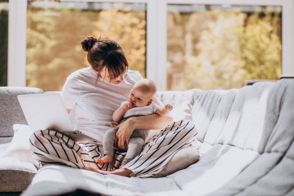 Majka s bebom na kauču