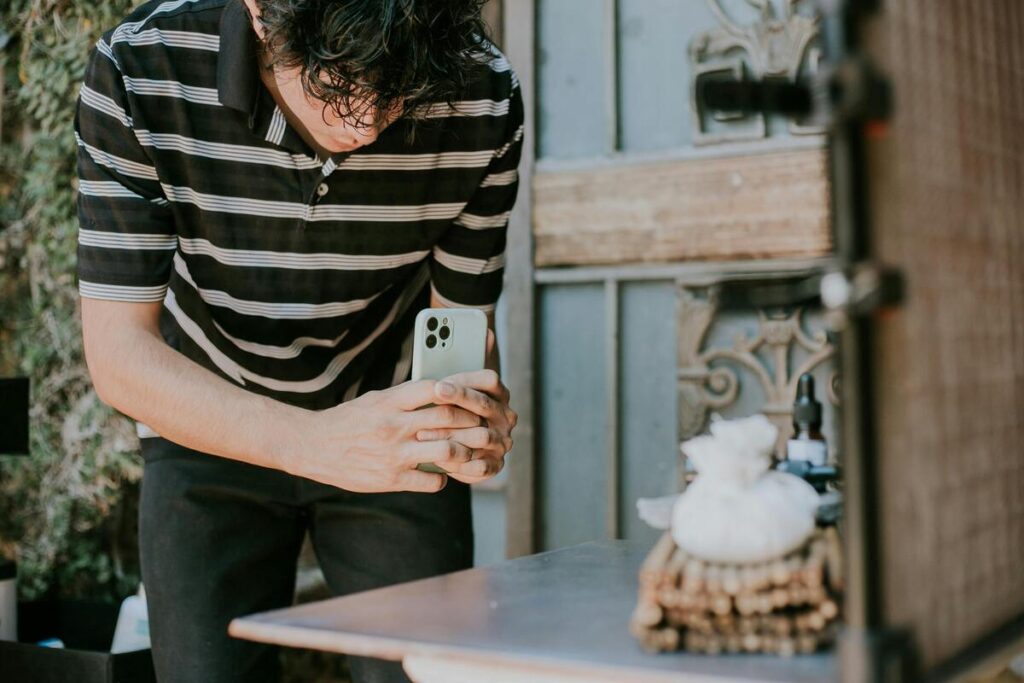 Tinejdžer fotografira nešto mobitelom