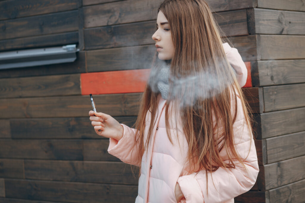Tinejdžerica koristi vape