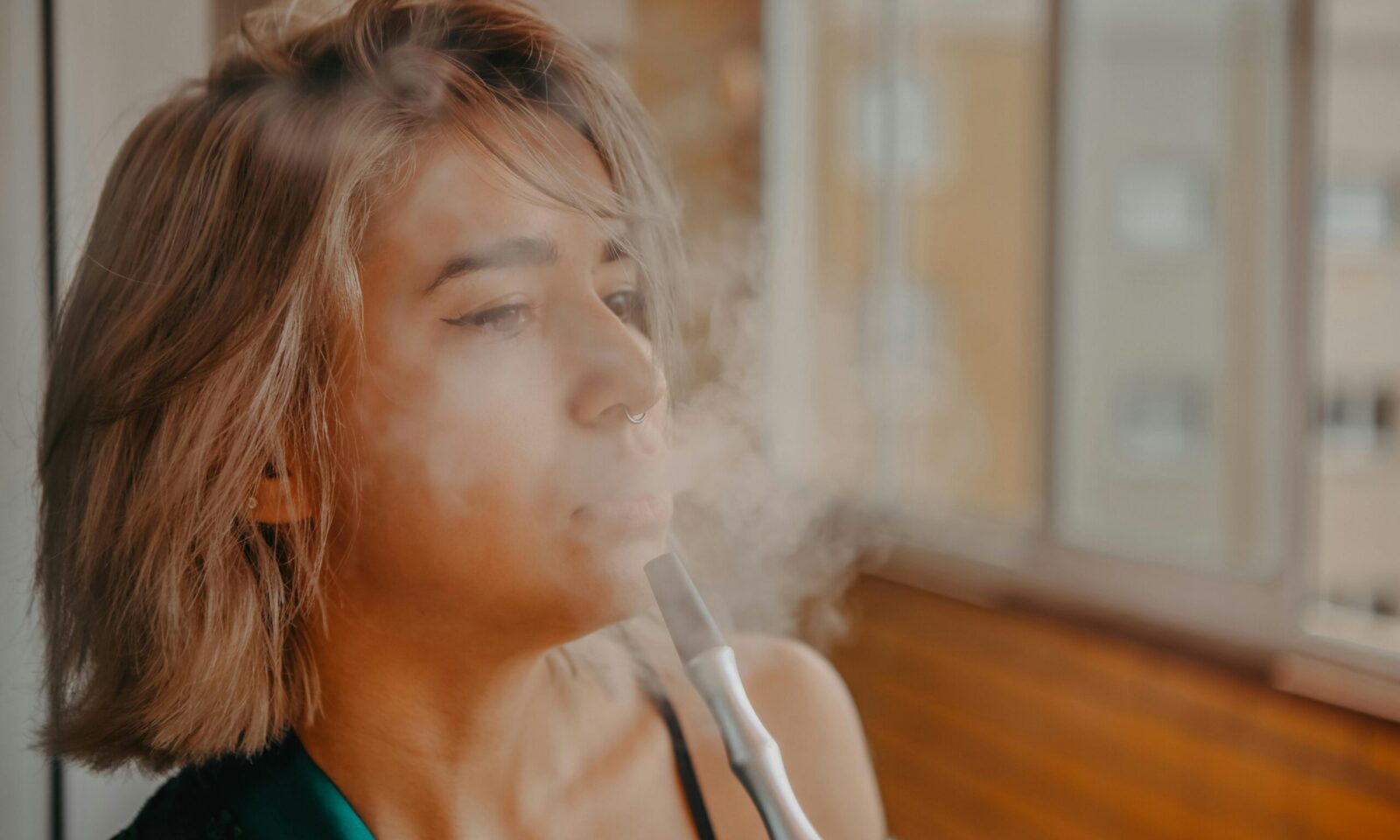 Tinejdžerica koristi vape