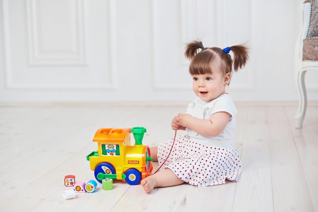 Djevojčica se igra s vlakićem