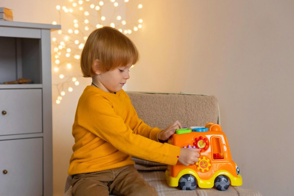 Dječak se igra s igračkom