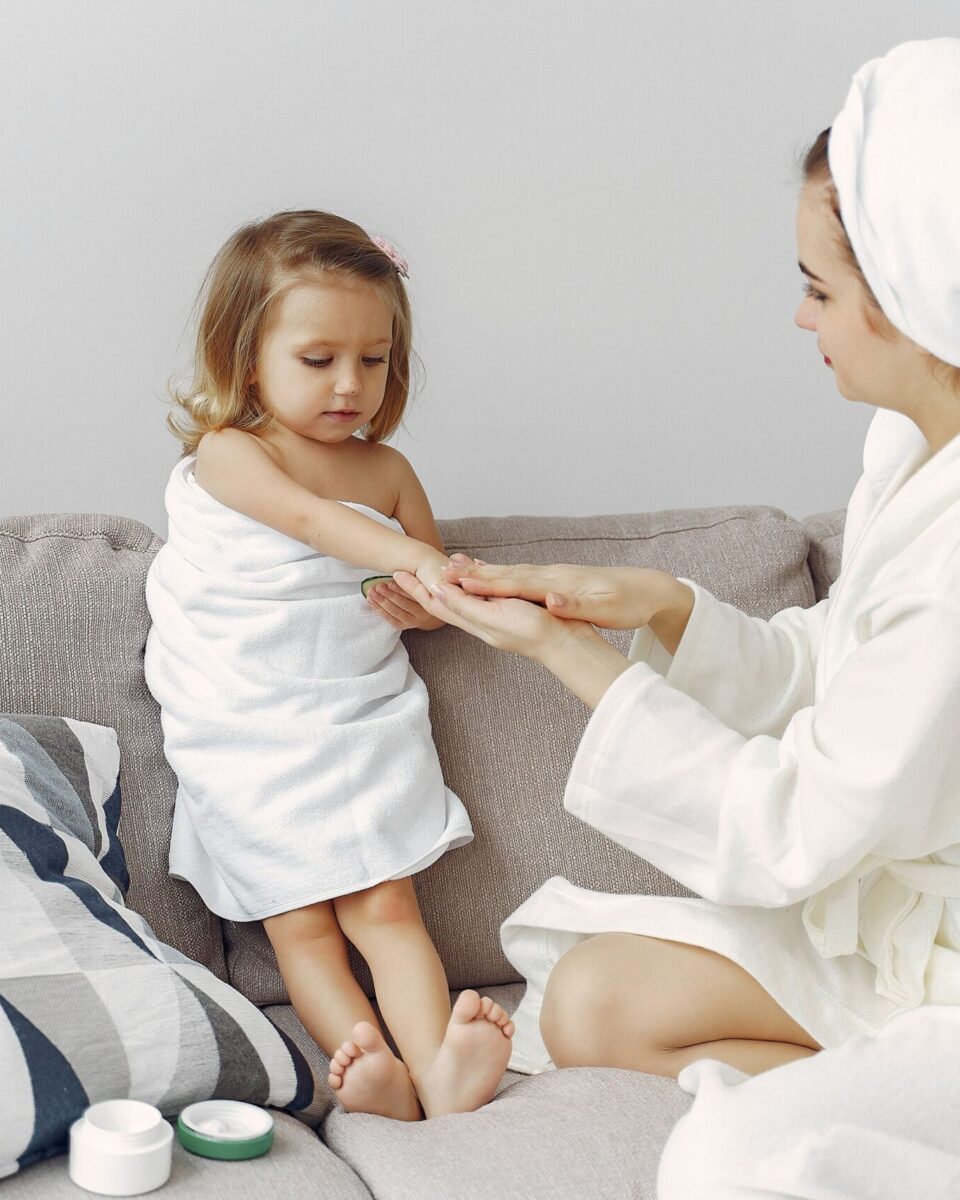 Atopijski dermatitis kod djece: kako umiriti suhu i osjetljivu kožu?