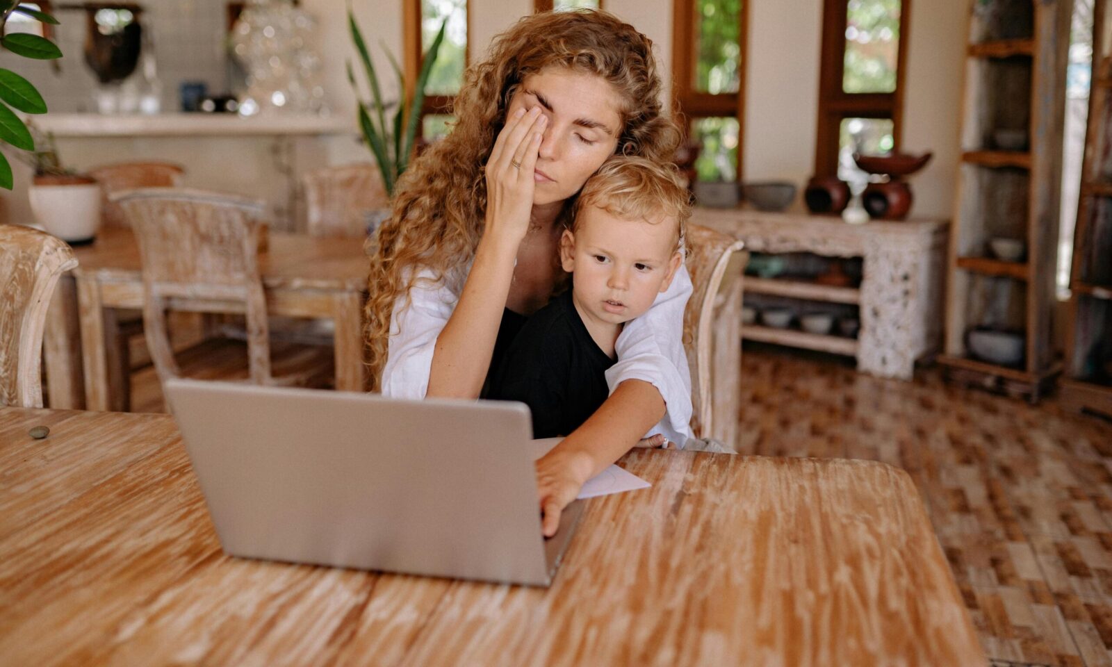 Multitasking roditelji: zašto vam ‘puca film’ i kako to ublažiti?