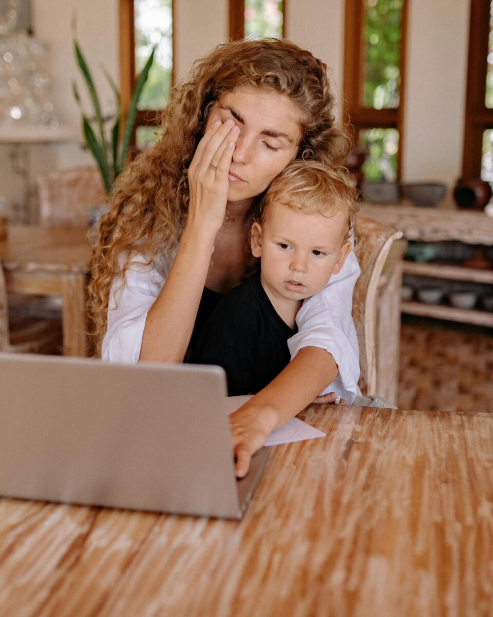 Multitasking roditelji: zašto vam ‘puca film’ i kako to ublažiti?