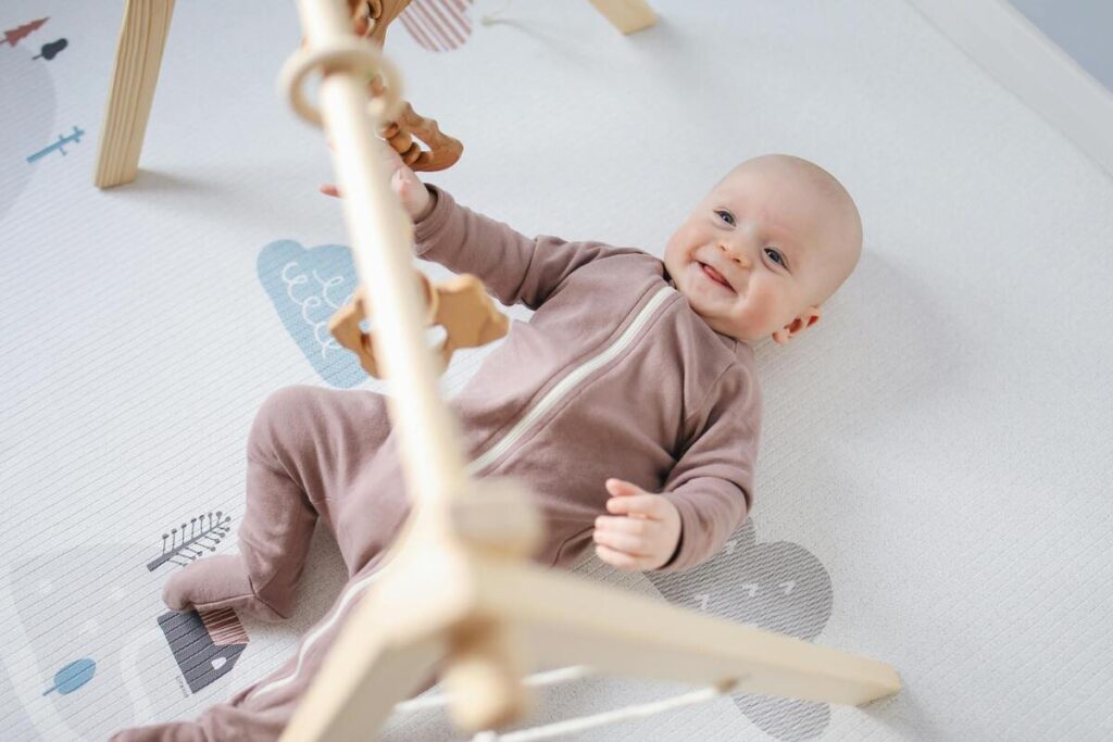 Beba u kućnom baby gymu