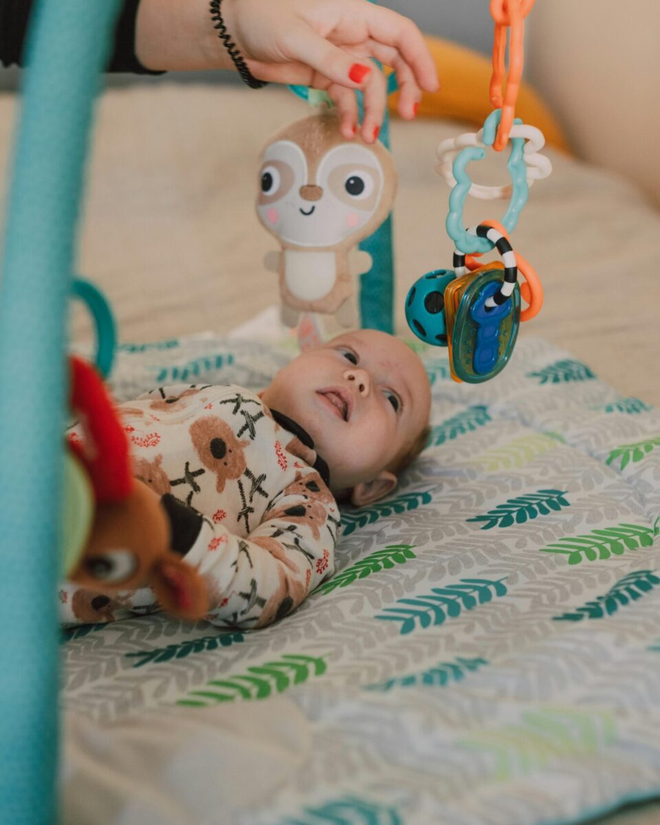 Sve što trebate znati o podlogama za igru i tummy time zabavi