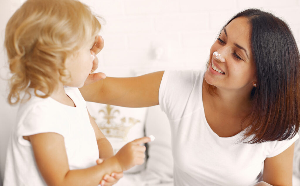 mama i kći u zajedničkom skincare ritualu