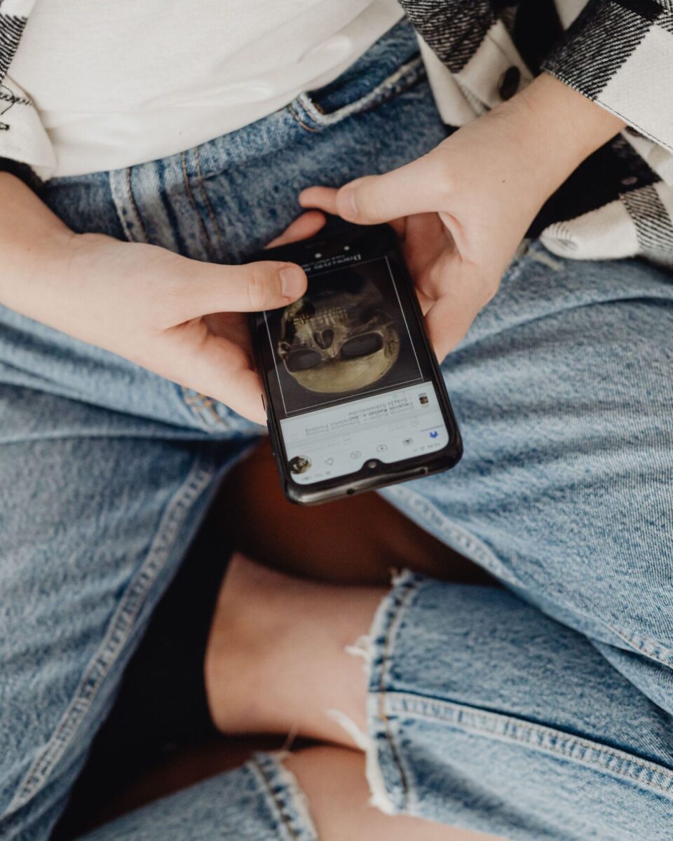 Bloom scrolling: može li vrijeme pred ekranom ipak koristiti djeci?