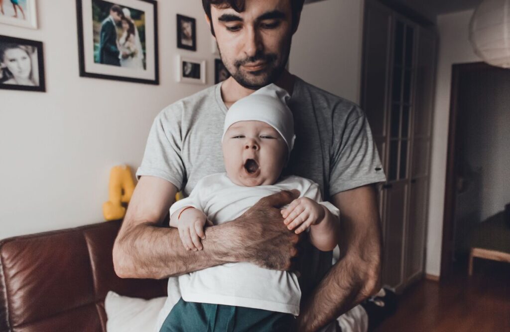 Otac uspavljuje bebu