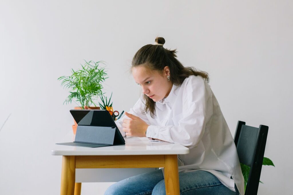 Maturantica uči za državnu maturu za radnim stolom