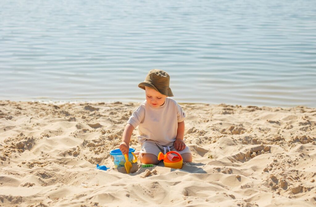 Dječak se igra na plaži