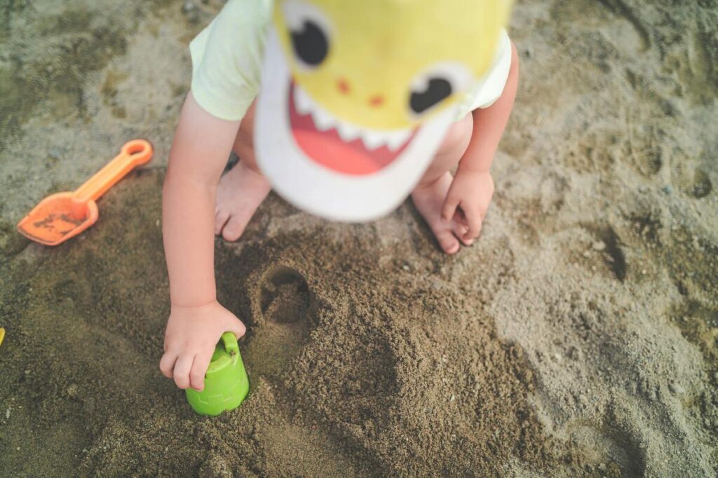 Dijete se igra na plaži