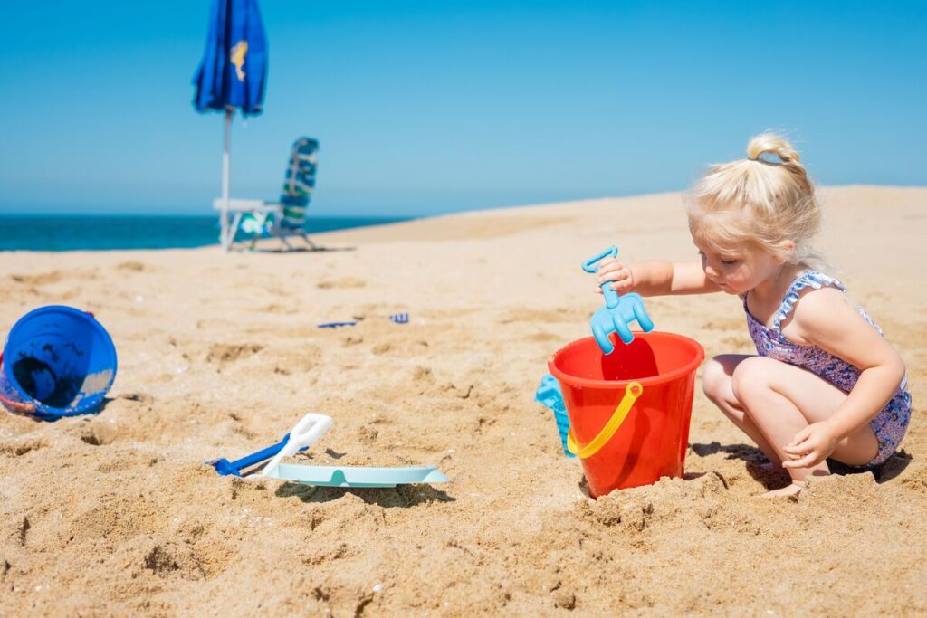 Djevojčica se igra na plaži