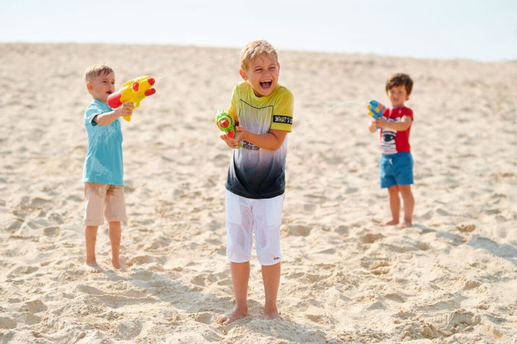 Djeca se igraju na plaži