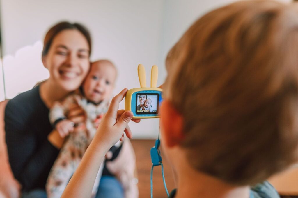 Dječak fotografira majku i brata