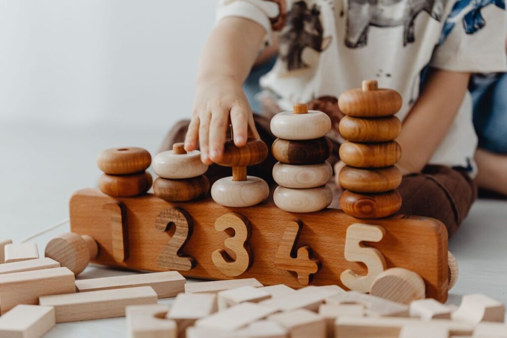 Dijete se igra Montessori igračkama