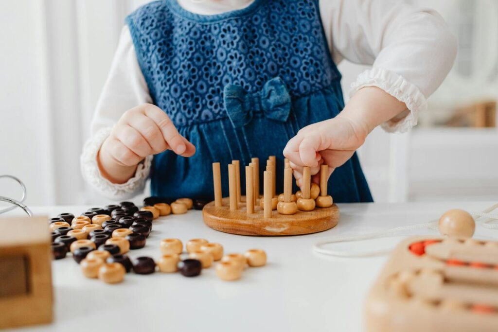 Djevojčica se igra Montessori igračkama