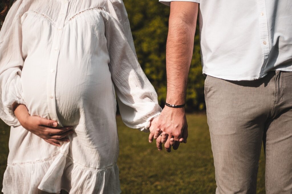 Trudnica i partner se drze za ruke